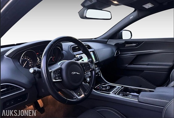 Jaguar XE 9 of 20