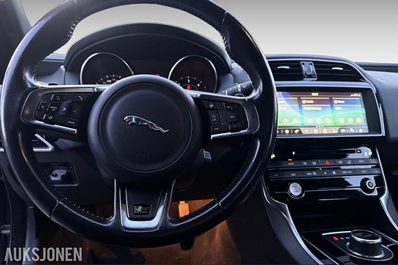 Jaguar XE 10 of 20