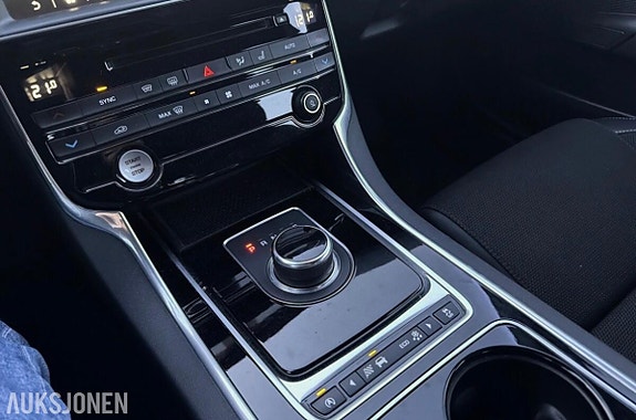 Jaguar XE 19 of 20