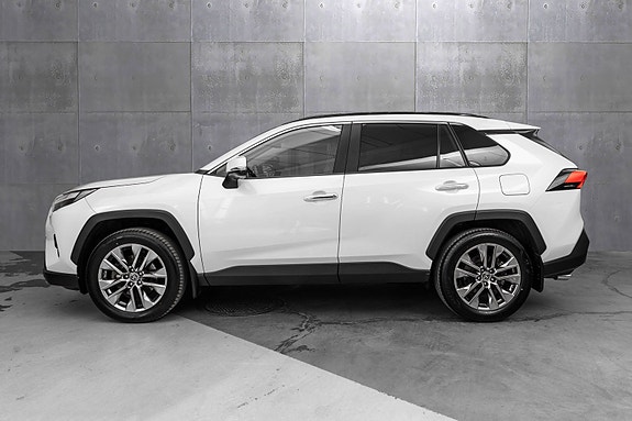 Toyota RAV4 2 of 26