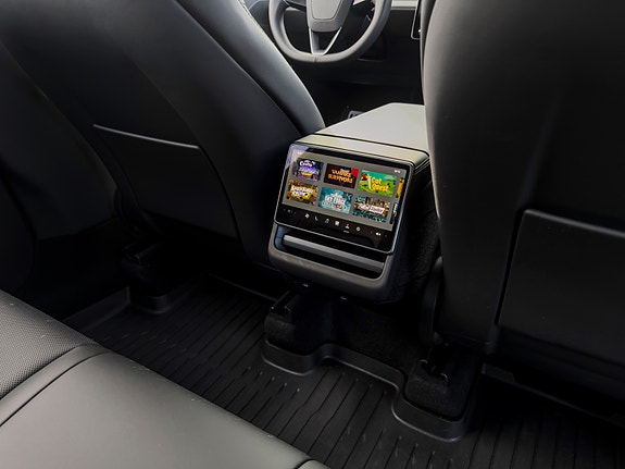 Tesla Model Y 28 of 30