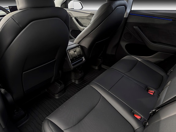 Tesla Model Y 23 of 30