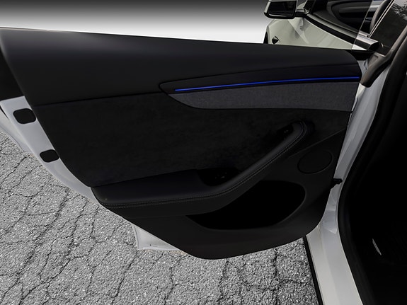 Tesla Model Y 21 of 30