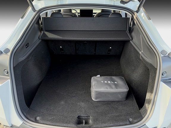 Tesla Model Y 24 of 30