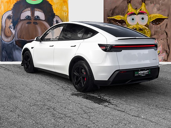 Tesla Model Y 8 of 30