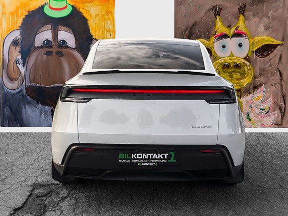 Tesla Model Y 7 of 30
