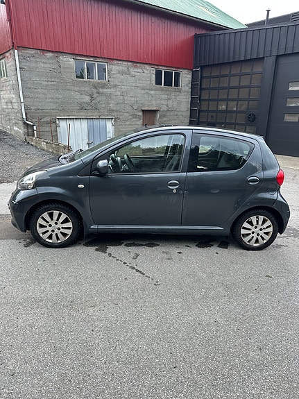 Toyota Aygo 5 of 12