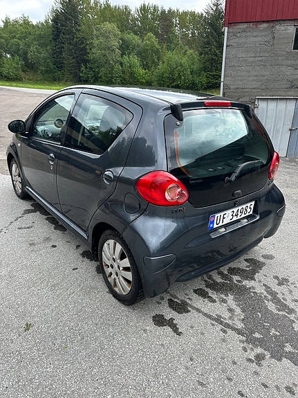 Toyota Aygo 7 of 12