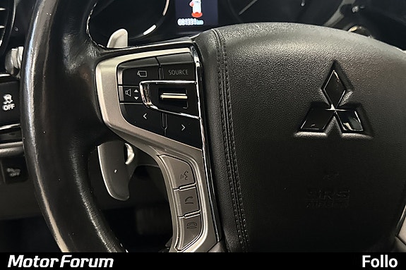 Multifunksjonsratt med enkel betjening og Mitsubishi-logo i midten.