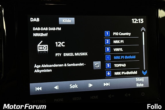 Stor infotainment-skjerm med brukervennlig radio- og mediegrensesnitt.