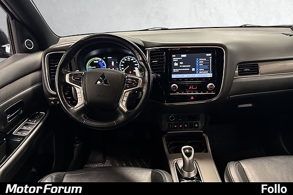 Moderne cockpit med full oversikt og avansert infotainment.