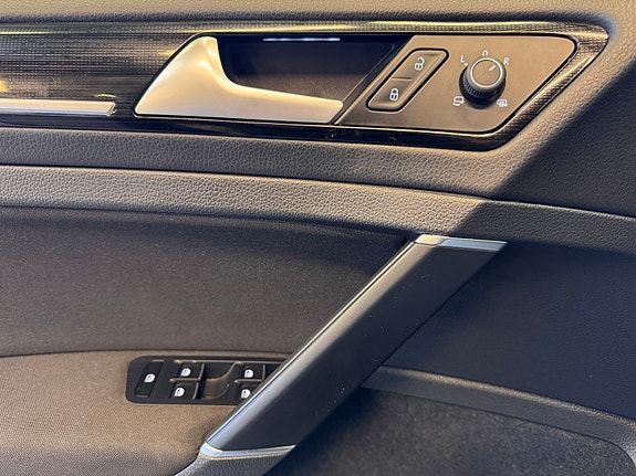 Volkswagen Golf VII 14 of 30