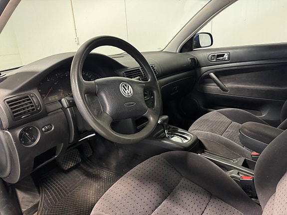 Volkswagen Passat 17 of 30