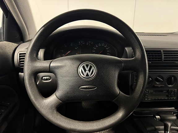 Volkswagen Passat 22 of 30