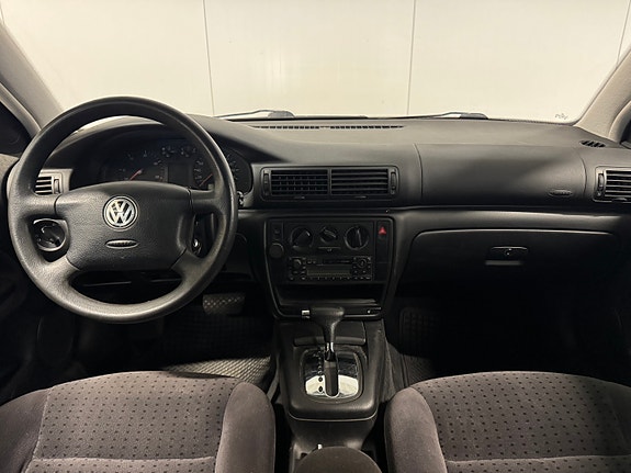 Volkswagen Passat 21 of 30
