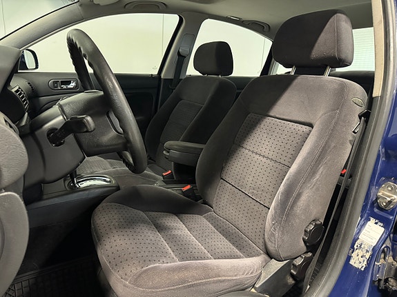 Volkswagen Passat 16 of 30