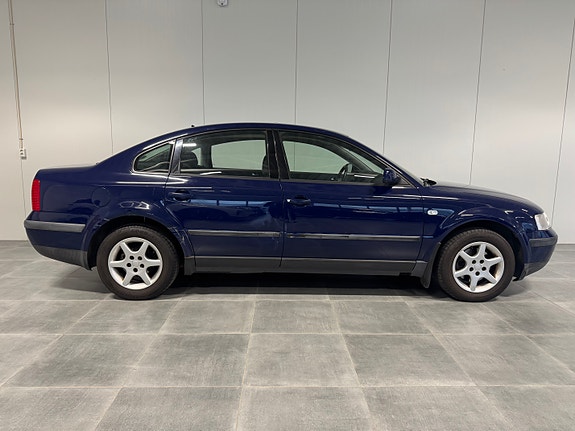 Volkswagen Passat 2 of 30