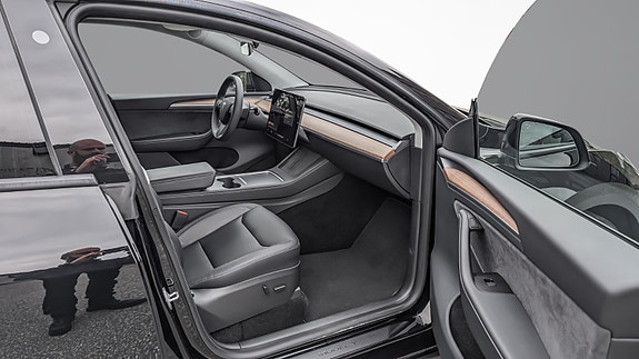Tesla Model Y 13 of 23