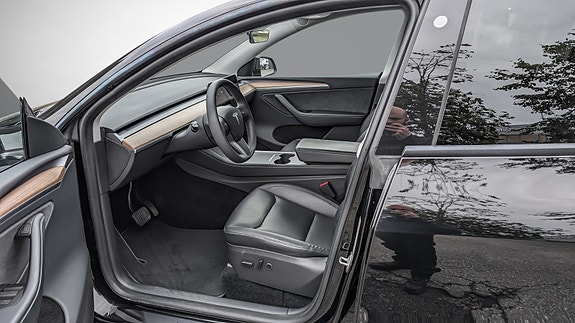 Tesla Model Y 9 of 23