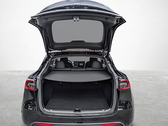 Tesla Model Y 19 of 23