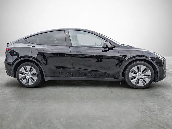 Tesla Model Y 5 of 23