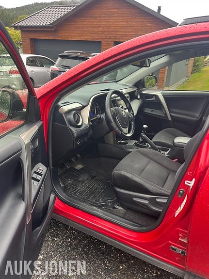 Toyota RAV4 8 of 18