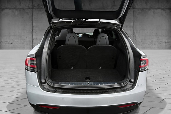 Tesla Model X 13 of 14
