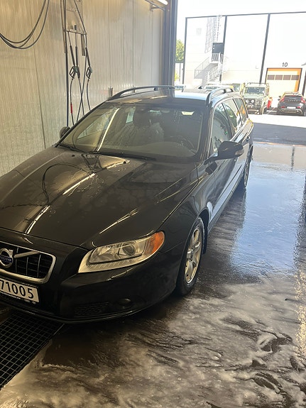 Volvo V70 2 of 6