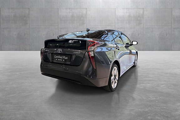 Toyota Prius 5 of 25