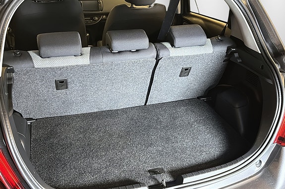 Toyota Yaris 12 of 21
