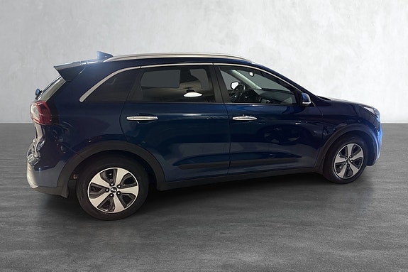 Sleek sideprofil med moderne lettmetallfelger og god sikt.