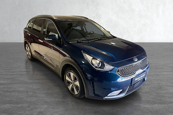 Sporty frontvinkel med elegant blåmalt karosseri og blinkende detaljer.