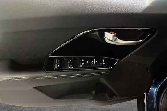 Dørpanel med ergonomiske vindus- og låskontroller for enkel betjening.