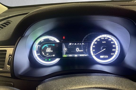 Oversiktlig dashboard med digitalt speedometer og informasjonsdisplay.
