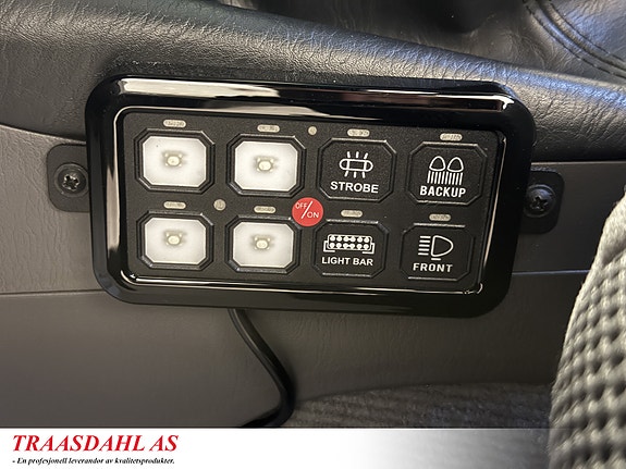 Toyota HiLux 27 of 30
