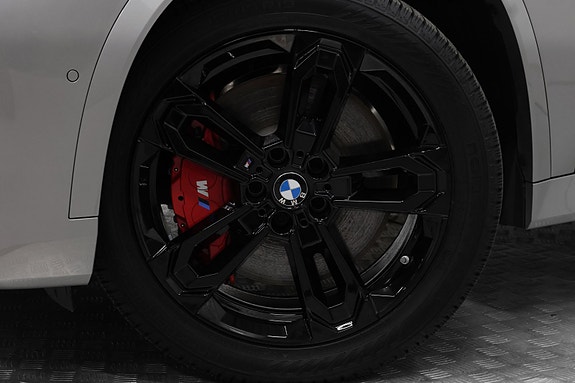 BMW iX1 7 of 30
