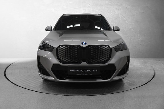 BMW iX1 2 of 30