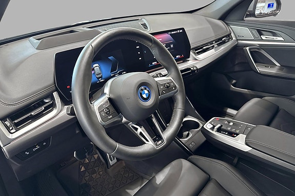 BMW iX1 5 of 15
