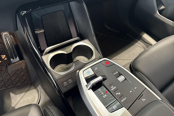 BMW iX1 10 of 15