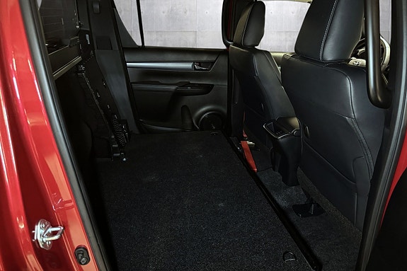 Toyota HiLux 13 of 22