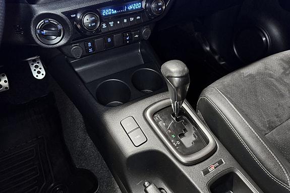 Toyota HiLux 16 of 22