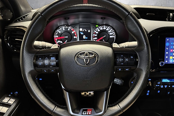 Toyota HiLux 14 of 22