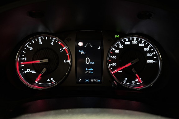 Toyota HiLux 15 of 22