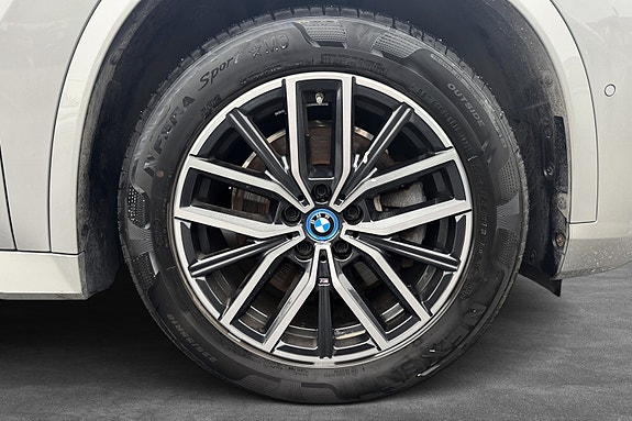 BMW iX1 11 of 30