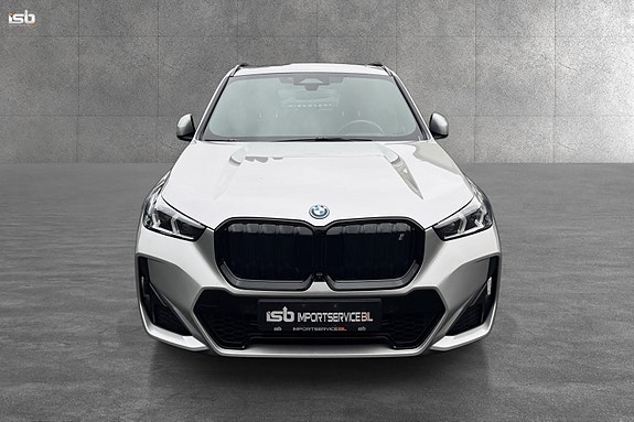 BMW iX1 6 of 30
