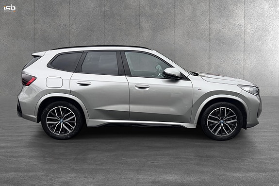 BMW iX1 3 of 30