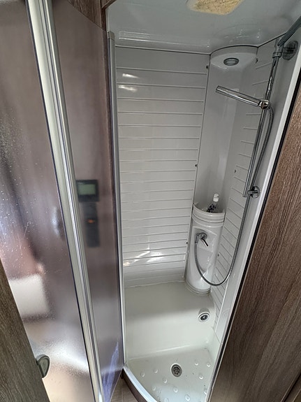 Bürstner Ixeo Time IT 745 - 148 hk - Queenbed - Senkeseng - Lithium - Luftfjæring - Stekeovn 16 of 21