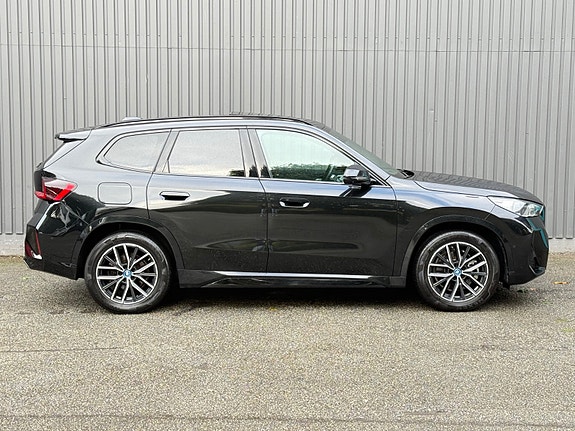 BMW iX1 5 of 30