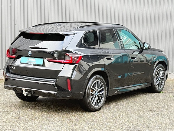 BMW iX1 4 of 30