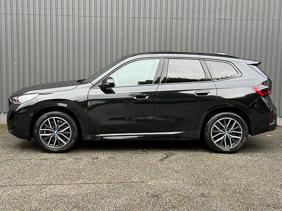 BMW iX1 6 of 30